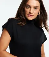 Vestido midi de punto color marrón, con cuello alto, manga corta y aberturas laterales.