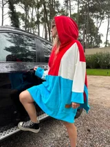 Canguro oversize con capucha, color azul, blanco y fucsia.