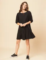 Vestido corto rojo de lino con escote bote y mangas abullonadas.