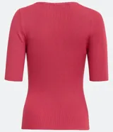 Blusa celeste de punto acanalado con cuello barco y mangas cortas.