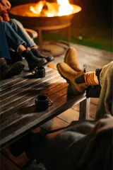 Bota de cuero marrón con elásticos laterales marrones, suela negra antideslizante y plantilla extraíble con tecnología XRD.