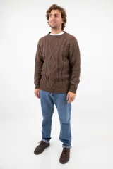 Sweater marrón de lana merino uruguaya con cuello redondo y diseño trenzado en el frente.