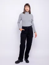 Pantalón cargo negro de pana, corte recto y bolsillos laterales con botón.