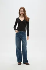 Pantalon de jean de corte recto y tiro medio, con diseño de cinco bolsillos y cierre frontal con botón y cremallera.