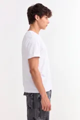 Remera básica de manga corta y cuello redondo, confeccionada en algodón con textura suave.