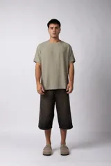 Remera de manga corta con cuello redondo, confeccionada en tejido de lino con textura entramada y corte holgado.