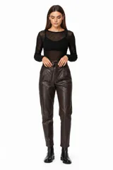Pantalon de eco-cuero color marrón, de tiro alto con diseño paper bag, bolsillos laterales y ajuste con lazo en la cintura.