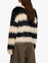 Jersey de manga larga con textura de pelo sintético, cuello redondo y corte recto.