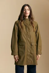 Pilot de largo medio color azul marino, con capucha integrada, cierre frontal oculto y bolsillos aplicados con tapa. Presenta una silueta recta y diseño funcional.