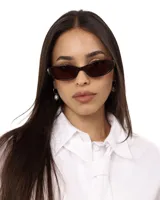 Lentes de sol con marco negro y cristales marrones, de forma ovalada y estilo retro. Ofrecen protección UV400 y son polarizados.