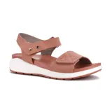 Sandalias bajas color beige con doble tira con velcro y suela blanca.