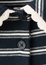 Polo de manga corta con diseño a rayas horizontales, cuello polo y cierre frontal con botones.