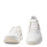 Championes New Balance CTLYST de mujer, color blanco con detalles en dorado y toques rosados en los pasadores. Presentan capellada de malla transpirable, entresuela gruesa de espuma DynaSoft y suela con refuerzos de goma.