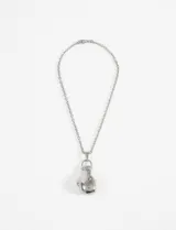 Collar plateado con cadena de eslabones y dije de guante de boxeo.