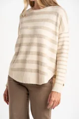 Sweater de punto con cuello redondo, manga larga y diseño de rayas horizontales alternando beige claro y beige melange. Presenta un calce ajustado y un ruedo con aberturas laterales redondeadas.