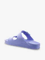 Sandalias Birkenstock Arizona, hechas de goma EVA color lila, con dos correas ajustables con hebillas.