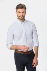 Camisa Oxford de manga larga a rayas celestes y blancas, con cuello abotonado y bolsillo en el pecho.