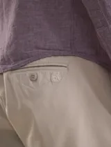 Bermuda de gabardina color beige, de corte casual y diseño liso, con bolsillos laterales y traseros.