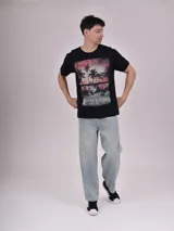 Remera negra de algodón con estampado rectangular con palmeras y texto "Beach Festival Summer Paradise".