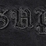 Campera Supreme de denim negro con capucha y bordado del logo en la espalda.