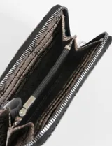 Billetera rectangular con cierre perimetral, confeccionada en cuero vegano con textura de piel de serpiente en color negro.