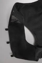 Chaleco deportivo técnico color verde con detalles en marrón, múltiples bolsillos con cierre y ajuste lumbar con cordón elástico.