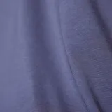 Camiseta Adidas color gris con detalles en celeste en cuello y mangas. Logo de Adidas a la izquierda y logo de la AFA a la derecha. Tres tiras celestes en ambas mangas.