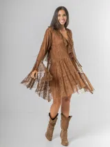 Vestido corto de encaje color marrón chocolate, con mangas largas estilo victoriano y volados en el ruedo. Incluye un vestido interior de algodón.