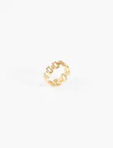 Anillo dorado de acero quirúrgico hipoalergénico con detalle de eslabones calados.