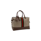 Bolso de mano Gucci modelo Savoy Duffle, confeccionado en lona GG Supreme con detalles de cuero marrón y la icónica franja Web verde y roja en el centro. Cuenta con asas superiores de cuero, herrajes dorados y etiqueta de identificación colgante.