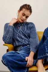 Sweater de tejido de punto con efecto acid wash, cuello redondo, mangas largas y diseño con trenzas y ribetes elásticos en puños y dobladillo.