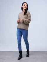 Buzo de lana color gris con mangas caladas.