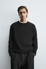 Jersey de hombre, color vino tinto, de calce regular fit, tejido en punto con algodón, cuello redondo y manga larga. Presenta acabados en rib con vuelta en cuello, puños y ruedo.