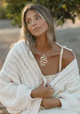 Collar de alpaca con diseño de serpiente en el centro y gargantilla rígida.