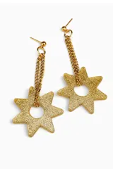 Par de caravanas doradas con diseño de estrella brillante y cadena colgante.