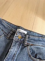 Pantalón de jean azul de corte wide leg.