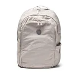 Mochila deportiva color gris, confeccionada en material textil con acabado arrugado. Presenta compartimento principal con cierre doble, bolsillo frontal con logo circular, compartimento inferior independiente para calzado y bolsillos laterales. Incluye tirantes ergonómicos ajustables y espaldera acolchada con malla transpirable.