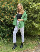 Top negro de lycra con breteles finos y aro metálico en el centro del busto.