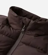 Campera masculina de microfibra ultraligera, con diseño acolchado, cuello alto y cierre frontal por cremallera. Cuenta con bolsillos laterales y acabado liso.