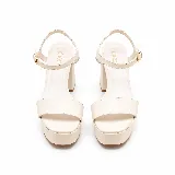 Sandalias de fiesta color beige claro, confeccionadas en cuero 100% legítimo, con diseño de tira frontal ancha, plataforma y taco ancho. Cuentan con pulsera al tobillo ajustable mediante hebilla metálica.