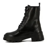 Bota negra de cuero sintético, con caña media, acordonada y con suela track.