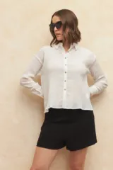 Short negro de tiro medio con textura de nido de abeja.