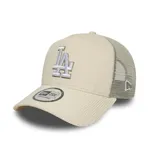 Gorra tipo trucker de New Era con frente de pana color beige y paneles traseros de malla. Presenta el logo de Los Angeles Dodgers bordado en el frente en color blanco y cierre ajustable en la parte posterior.