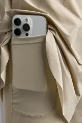 Pantalones cortos de running confeccionados en tejido técnico ligero y elástico, con malla interior. Presentan cintura elástica ajustable con cordón, bolsillo trasero con cierre y aberturas laterales en el bajo.