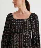 Vestido largo de viscosa con estampado floral, escote cuadrado, mangas largas con ajuste y corte en la cintura.