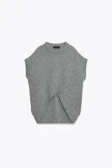 Chaleco oversize de lana color gris, con cuello redondo, manga sisa y bajo asimétrico con aberturas laterales.