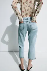 Jeans capri de tiro medio y corte recto perteneciente a la colección Zara Woman Collection. Confeccionado en denim de color celeste claro, cuenta con diseño de cinco bolsillos, trabillas para cinto y cierre frontal con cremallera y botón metálico.