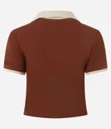 Blusa polo color marrón con cuello y mangas con borde en color crema.