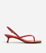 Sandalia de dedo Satinato color rojo, con tiras finas, punta cuadrada, taco bajo tipo kitten heel y tira trasera ajustable con hebilla.