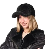 Gorro tipo gorra de béisbol confeccionado en material textil de textura afelpada y suave, color negro.